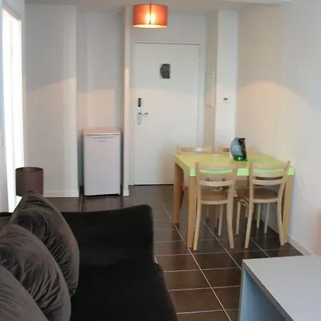 - Hotel apartamentowy